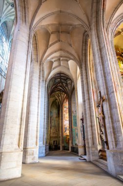 Kutna Hora, Çek Cumhuriyeti - 19.11.2023: Kuttenberg 'deki St. Barbara katedralinin içi. Ünlü Hıristiyanlık Kilisesi. Yumuşak büyü ışığı altındaki iç mekanlar. Din tarihi binası, UNESCO mirası