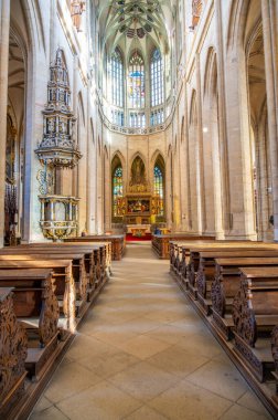 Kutna Hora, Çek Cumhuriyeti - 19.11.2023: Kuttenberg 'deki St. Barbara katedralinin içi. Ünlü Hıristiyanlık Kilisesi. Yumuşak büyü ışığı altındaki iç mekanlar. Din tarihi binası, UNESCO mirası