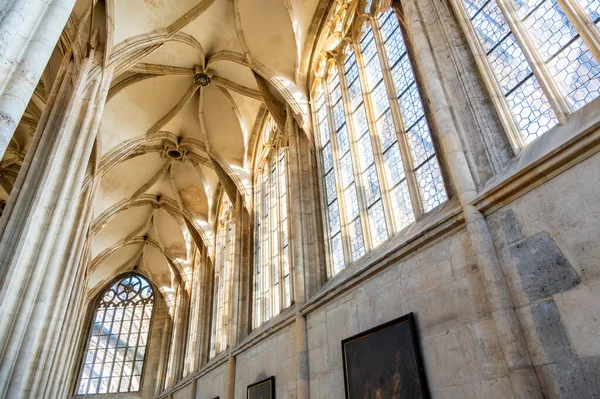 Kutna Hora, Çek Cumhuriyeti - 19.11.2023: Kuttenberg 'deki St. Barbara katedralinin içi. Ünlü Hıristiyanlık Kilisesi. Yumuşak büyü ışığı altındaki iç mekanlar. Din tarihi binası, UNESCO mirası