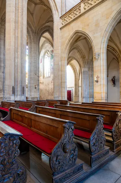 Kutna Hora, Çek Cumhuriyeti - 19.11.2023: Kuttenberg 'deki St. Barbara katedralinin içi. Ünlü Hıristiyanlık Kilisesi. Yumuşak büyü ışığı altındaki iç mekanlar. Din tarihi binası, UNESCO mirası