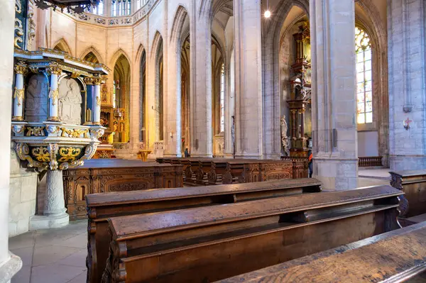 Kutna Hora, Çek Cumhuriyeti - 19.11.2023: Kuttenberg 'deki St. Barbara katedralinin içi. Ünlü Hıristiyanlık Kilisesi. Yumuşak büyü ışığı altındaki iç mekanlar. Din tarihi binası, UNESCO mirası