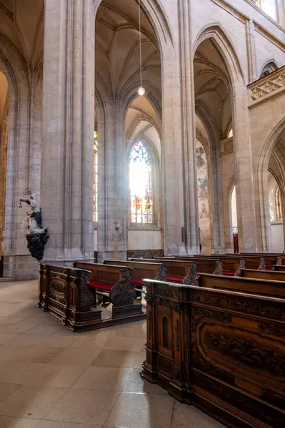 Kutna Hora, Çek Cumhuriyeti - 19.11.2023: Kuttenberg 'deki St. Barbara katedralinin içi. Ünlü Hıristiyanlık Kilisesi. Yumuşak büyü ışığı altındaki iç mekanlar. Din tarihi binası, UNESCO mirası