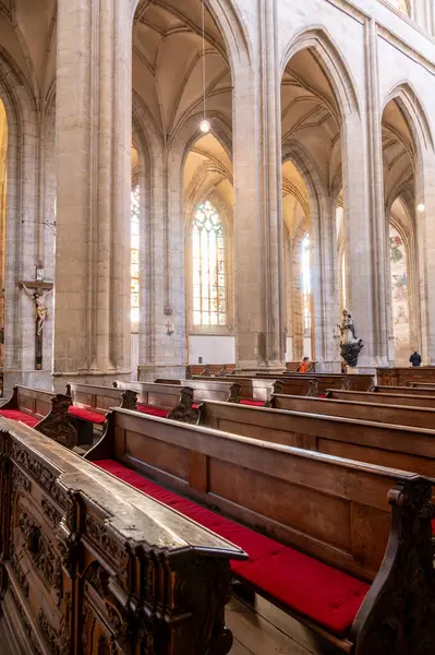 Kutna Hora, Çek Cumhuriyeti - 19.11.2023: Kuttenberg 'deki St. Barbara katedralinin içi. Ünlü Hıristiyanlık Kilisesi. Yumuşak büyü ışığı altındaki iç mekanlar. Din tarihi binası, UNESCO mirası