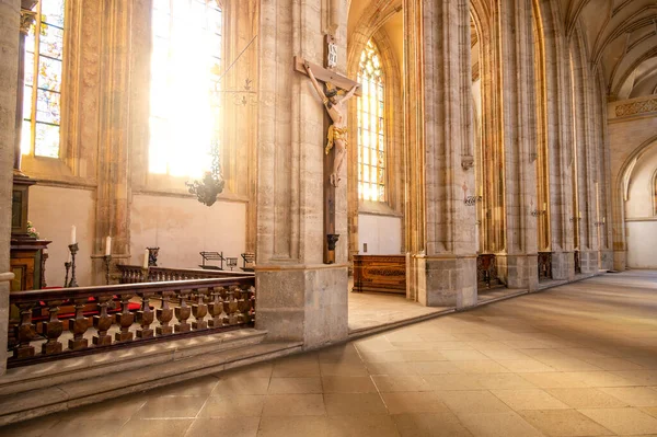 Kutna Hora, Çek Cumhuriyeti - 19.11.2023: Kuttenberg 'deki St. Barbara katedralinin içi. Ünlü Hıristiyanlık Kilisesi. Yumuşak büyü ışığı altındaki iç mekanlar. Din tarihi binası, UNESCO mirası