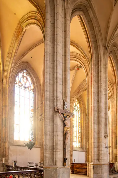 Kutna Hora, Çek Cumhuriyeti - 19.11.2023: Kuttenberg 'deki St. Barbara katedralinin içi. Ünlü Hıristiyanlık Kilisesi. Yumuşak büyü ışığı altındaki iç mekanlar. Din tarihi binası, UNESCO mirası