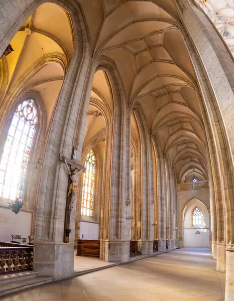 Kutna Hora, Çek Cumhuriyeti - 19.11.2023: Kuttenberg 'deki St. Barbara katedralinin içi. Ünlü Hıristiyanlık Kilisesi. Yumuşak büyü ışığı altındaki iç mekanlar. Din tarihi binası, UNESCO mirası