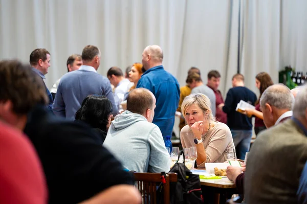 Hrusovany u Brna, Çek Cumhuriyeti - 17.2.2024: Şarap arıtma ve şarap tatma etkinliği. Bardaktan içen insanların görüntüsü. Güney Moravya bölgesi, Palava tepeleri yakınlarındaki şarap diyarı..