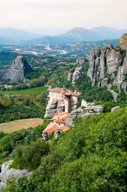 Manastır Meteora Yunanistan. Yaz panoramik manzara çarpıcı. Dağlar ve epik mavi gökyüzü bulutlu yeşil orman görüntüleyin. UNESCO miras listesi nesnesi.