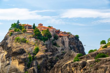 Manastır Meteora Yunanistan. Yaz panoramik manzara çarpıcı. Dağlar ve epik mavi gökyüzü bulutlu yeşil orman görüntüleyin. UNESCO miras listesi nesnesi.