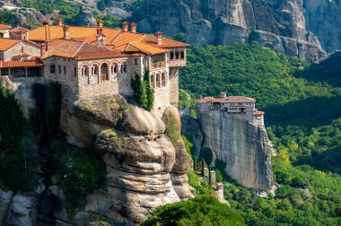 Manastır Meteora Yunanistan. Yaz panoramik manzara çarpıcı. Dağlar ve epik mavi gökyüzü bulutlu yeşil orman görüntüleyin. UNESCO miras listesi nesnesi.