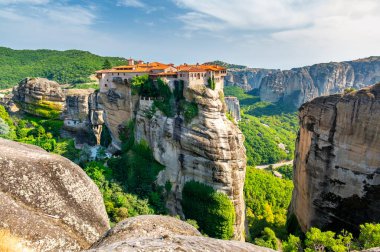 Manastır Meteora Yunanistan. Yaz panoramik manzara çarpıcı. Dağlar ve epik mavi gökyüzü bulutlu yeşil orman görüntüleyin. UNESCO miras listesi nesnesi.