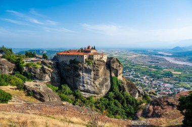 Manastır Meteora Yunanistan. Yaz panoramik manzara çarpıcı. Dağlar ve epik mavi gökyüzü bulutlu yeşil orman görüntüleyin. UNESCO miras listesi nesnesi.