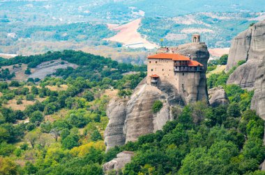 Manastır Meteora Yunanistan. Yaz panoramik manzara çarpıcı. Dağlar ve epik mavi gökyüzü bulutlu yeşil orman görüntüleyin. UNESCO miras listesi nesnesi.