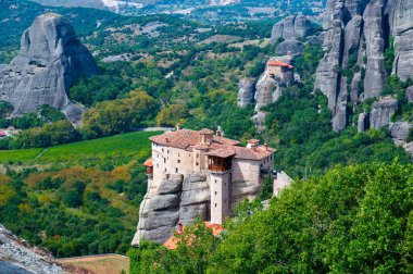 Manastır Meteora Yunanistan. Yaz panoramik manzara çarpıcı. Dağlar ve epik mavi gökyüzü bulutlu yeşil orman görüntüleyin. UNESCO miras listesi nesnesi.