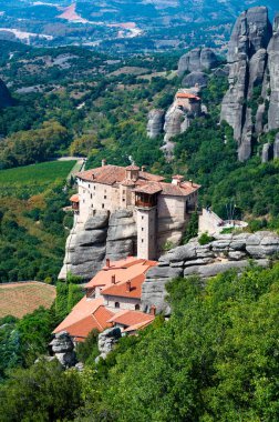 Manastır Meteora Yunanistan. Yaz panoramik manzara çarpıcı. Dağlar ve epik mavi gökyüzü bulutlu yeşil orman görüntüleyin. UNESCO miras listesi nesnesi.