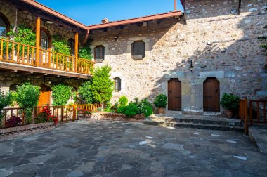 Meteora, Yunanistan - 19.9.2023: İnsanlar ve turistler Yunanistan 'daki Meteora manastırını ziyaret ettiler. Meşhur turizm merkezinin içidir..