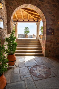 Meteora, Yunanistan - 19.9.2023: İnsanlar ve turistler Yunanistan 'daki Meteora manastırını ziyaret ettiler. Meşhur turizm merkezinin içidir..