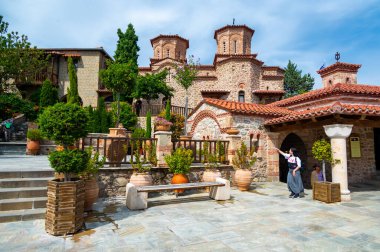 Meteora, Yunanistan - 19.9.2023: İnsanlar ve turistler Yunanistan 'daki Meteora manastırını ziyaret ettiler. Meşhur turizm merkezinin içidir..