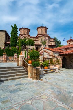 Meteora, Yunanistan - 19.9.2023: İnsanlar ve turistler Yunanistan 'daki Meteora manastırını ziyaret ettiler. Meşhur turizm merkezinin içidir..