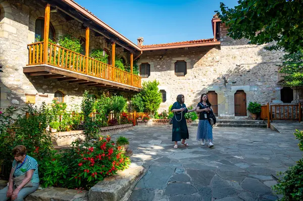 Meteora, Yunanistan - 19.9.2023: İnsanlar ve turistler Yunanistan 'daki Meteora manastırını ziyaret ettiler. Meşhur turizm merkezinin içidir..