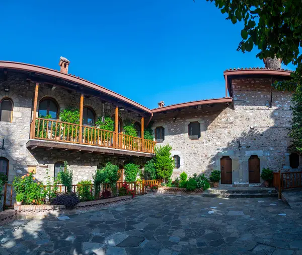 Meteora, Yunanistan - 19.9.2023: İnsanlar ve turistler Yunanistan 'daki Meteora manastırını ziyaret ettiler. Meşhur turizm merkezinin içidir..