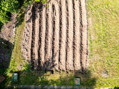 Patates tarlasını tepeden aşağı gören hava aracı küçük, eski moda bahçede yetişmeye hazır..
