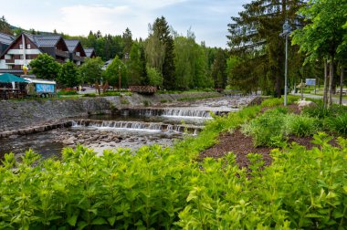 Elbe (Lave) nehri Spindleruv Mlyn şehir merkezinden akar - popüler turist gezisi ve kış kayak merkezi. Krkonose Dağları