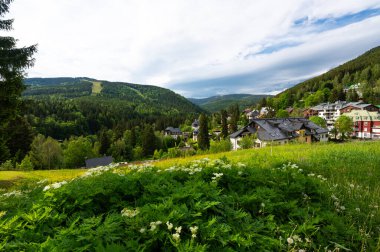 Krkonose 'deki Çek kayak merkezi Spindleruv mlyn (Dev Dağlar) sonbaharda. Krkonose Ulusal Parkı 'nda güneşli bir gün..