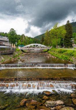 Çek Cumhuriyeti 'nin Spindleruv Mlyn şehrindeki Elbe Nehri üzerindeki ünlü beyaz köprü. Ünlü turizm beldesi.
