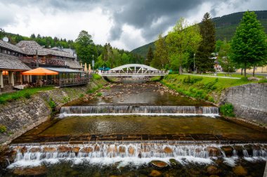 Çek Cumhuriyeti 'nin Spindleruv Mlyn şehrindeki Elbe Nehri üzerindeki ünlü beyaz köprü. Ünlü turizm beldesi.