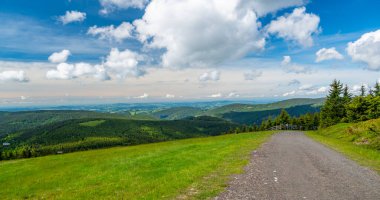 Çek Cumhuriyeti 'nin milli parkındaki Krkonose tepesinin panoramik manzarası. Doğada yaz yürüyüşü.