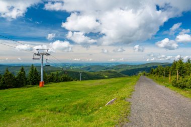 Çek Cumhuriyeti 'nin milli parkındaki Krkonose tepesinin panoramik manzarası. Doğada yaz yürüyüşü.