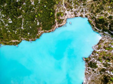 Güzel Sorapis Gölü 'nün, Dolomitlerdeki Lago di Sorapis' in insansız hava aracı manzarası, İtalya 'nın popüler seyahat merkezi. İtalyan Dolomitlerinde mavi yeşil göl