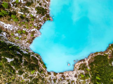 Güzel Sorapis Gölü 'nün, Dolomitlerdeki Lago di Sorapis' in insansız hava aracı manzarası, İtalya 'nın popüler seyahat merkezi. İtalyan Dolomitlerinde mavi yeşil göl