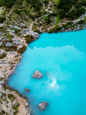 Güzel Sorapis Gölü 'nün, Dolomitlerdeki Lago di Sorapis' in insansız hava aracı manzarası, İtalya 'nın popüler seyahat merkezi. İtalyan Dolomitlerinde mavi yeşil göl