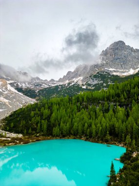 Güzel Sorapis Gölü 'nün, Dolomitlerdeki Lago di Sorapis' in insansız hava aracı manzarası, İtalya 'nın popüler seyahat merkezi. İtalyan Dolomitlerinde mavi yeşil göl