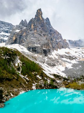 Güzel Sorapis Gölü 'nün, Dolomitlerdeki Lago di Sorapis' in insansız hava aracı manzarası, İtalya 'nın popüler seyahat merkezi. İtalyan Dolomitlerinde mavi yeşil göl