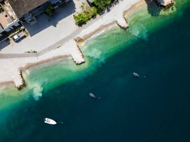 İtalya 'nın Lago di Garda (Garda Gölü) kıyı şeridinin insansız hava aracı görüntüsü. Kumsal ve taze mavi su..