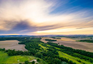 Büyüleyici Hrusovany u Brna 'nın insansız hava aracı görüntüsü, büyüleyici kasabayı, üzüm bağlarını ve Palava Tepeleri' nin uzak, manzarasını gözler önüne seriyor..