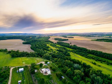 Büyüleyici Hrusovany u Brna 'nın insansız hava aracı görüntüsü, büyüleyici kasabayı, üzüm bağlarını ve Palava Tepeleri' nin uzak, manzarasını gözler önüne seriyor..