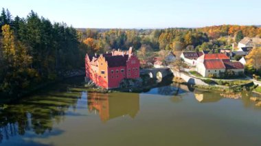 Cervena Lhota Kalesi 'nin (Red Chateau, Schloss Rot) panoramik drone fotoğrafı, aşağıdaki göletteki kalelerin yansımasını gösteriyor. Sonbahar renkli ormanlarla çevrili