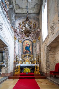 Cesky Krumlov, Çek Cumhuriyeti - 26.10.2024: Cesky Krumlov Kalesi 'nin iç mekanlarının görkemli manzarası, zarif mobilyalar, tarihi tablolar ve kalenin zengin mirasını ve zenginliğini yansıtan büyük temsilci odaları
