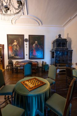 Cesky Krumlov, Çek Cumhuriyeti - 26.10.2024: Cesky Krumlov Kalesi 'nin iç mekanlarının görkemli manzarası, zarif mobilyalar, tarihi tablolar ve kalenin zengin mirasını ve zenginliğini yansıtan büyük temsilci odaları