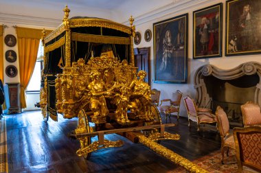 Cesky Krumlov, Çek Cumhuriyeti - 26.10.2024: Cesky Krumlov Kalesi 'nin iç mekanlarının görkemli manzarası, zarif mobilyalar, tarihi tablolar ve kalenin zengin mirasını ve zenginliğini yansıtan büyük temsilci odaları