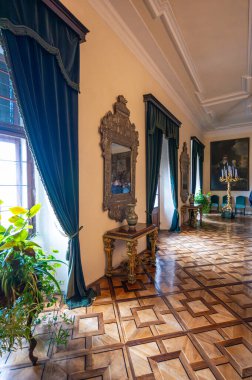 Cesky Krumlov, Çek Cumhuriyeti - 26.10.2024: Cesky Krumlov Kalesi 'nin iç mekanlarının görkemli manzarası, zarif mobilyalar, tarihi tablolar ve kalenin zengin mirasını ve zenginliğini yansıtan büyük temsilci odaları