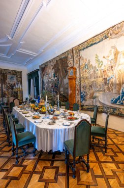 Cesky Krumlov, Çek Cumhuriyeti - 26.10.2024: Cesky Krumlov Kalesi 'nin iç mekanlarının görkemli manzarası, zarif mobilyalar, tarihi tablolar ve kalenin zengin mirasını ve zenginliğini yansıtan büyük temsilci odaları