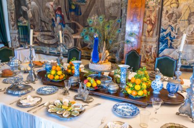 Cesky Krumlov, Çek Cumhuriyeti - 26.10.2024: Cesky Krumlov Kalesi 'nin iç mekanlarının görkemli manzarası, zarif mobilyalar, tarihi tablolar ve kalenin zengin mirasını ve zenginliğini yansıtan büyük temsilci odaları