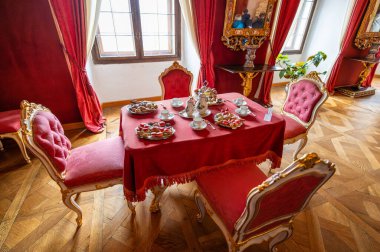 Cesky Krumlov, Çek Cumhuriyeti - 26.10.2024: Cesky Krumlov Kalesi 'nin iç mekanlarının görkemli manzarası, zarif mobilyalar, tarihi tablolar ve kalenin zengin mirasını ve zenginliğini yansıtan büyük temsilci odaları