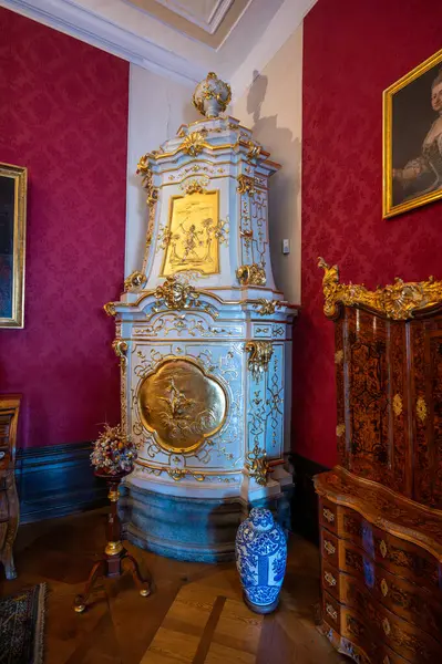 Cesky Krumlov, Çek Cumhuriyeti - 26.10.2024: Cesky Krumlov Kalesi 'nin iç mekanlarının görkemli manzarası, zarif mobilyalar, tarihi tablolar ve kalenin zengin mirasını ve zenginliğini yansıtan büyük temsilci odaları