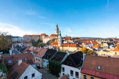 Cesky Krumlov 'un panoramik manzarası, tarihi kale kulesi ve Nepomuk Kilisesi. Ortaçağ kasabasının cazibesi güneşli bir günde çok güzel yakalanır.
